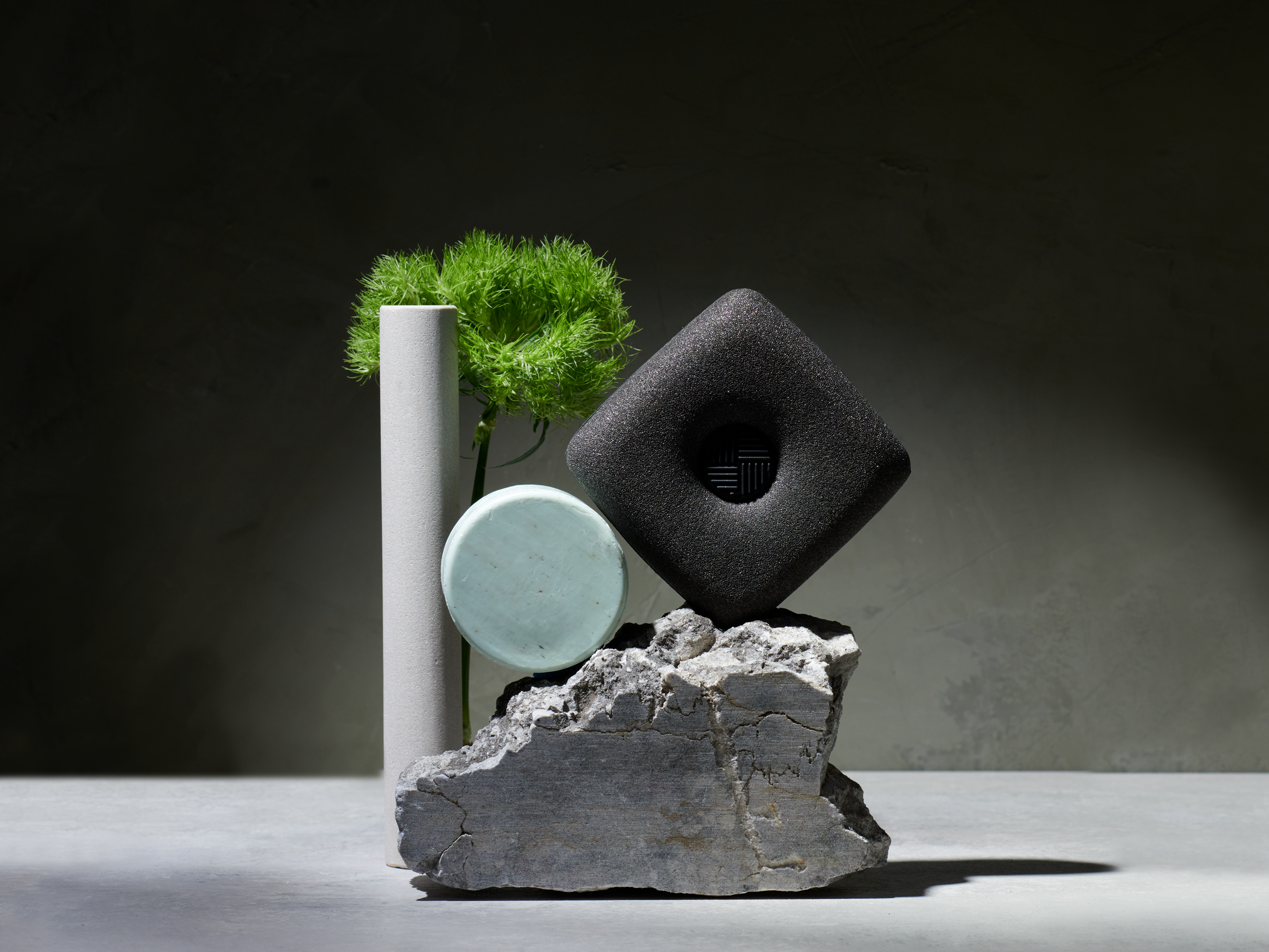 https://curiohomegoods.com/cdn/shop/files/zoom_1049_the_ionic_counter_sponge_3pk_still_life_abstract_1A_4by3.png?v=1680709888