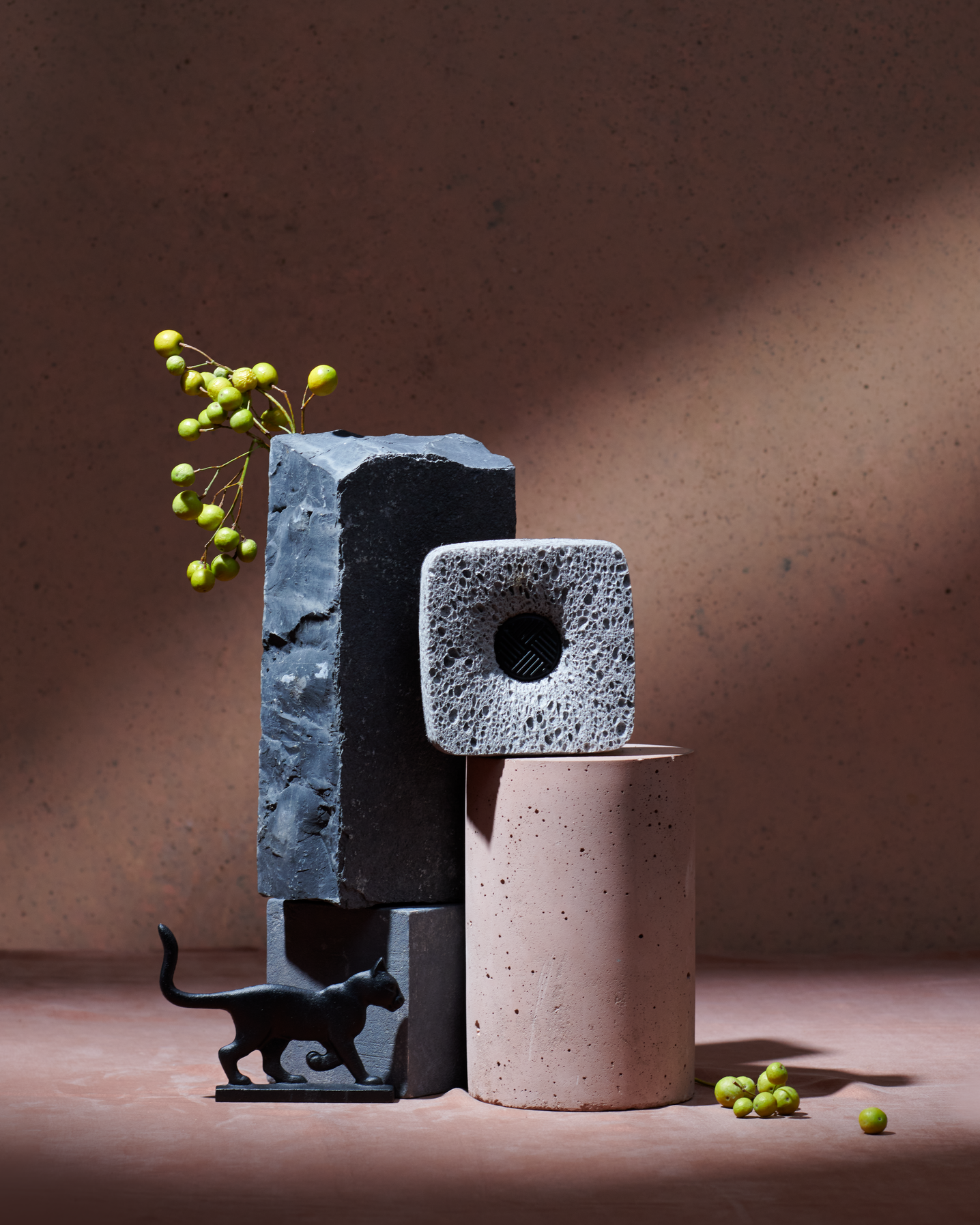 https://curiohomegoods.com/cdn/shop/files/zoom_1053_the_ionic_counter_sponge_3pk_still_life_abstract_1_front_4by5.png?v=1680709815